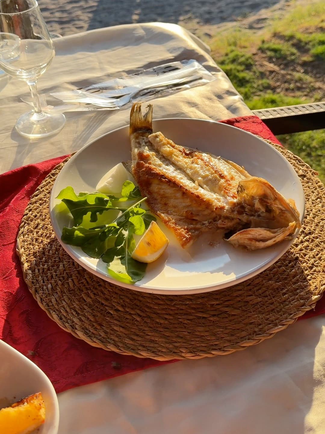 Tabakta ızgara balık, roka ve limon